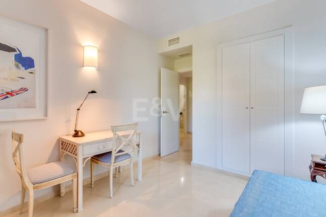 Splendid lägenhet på stranden med havsutsikt. Pris 4.000 € per vecka