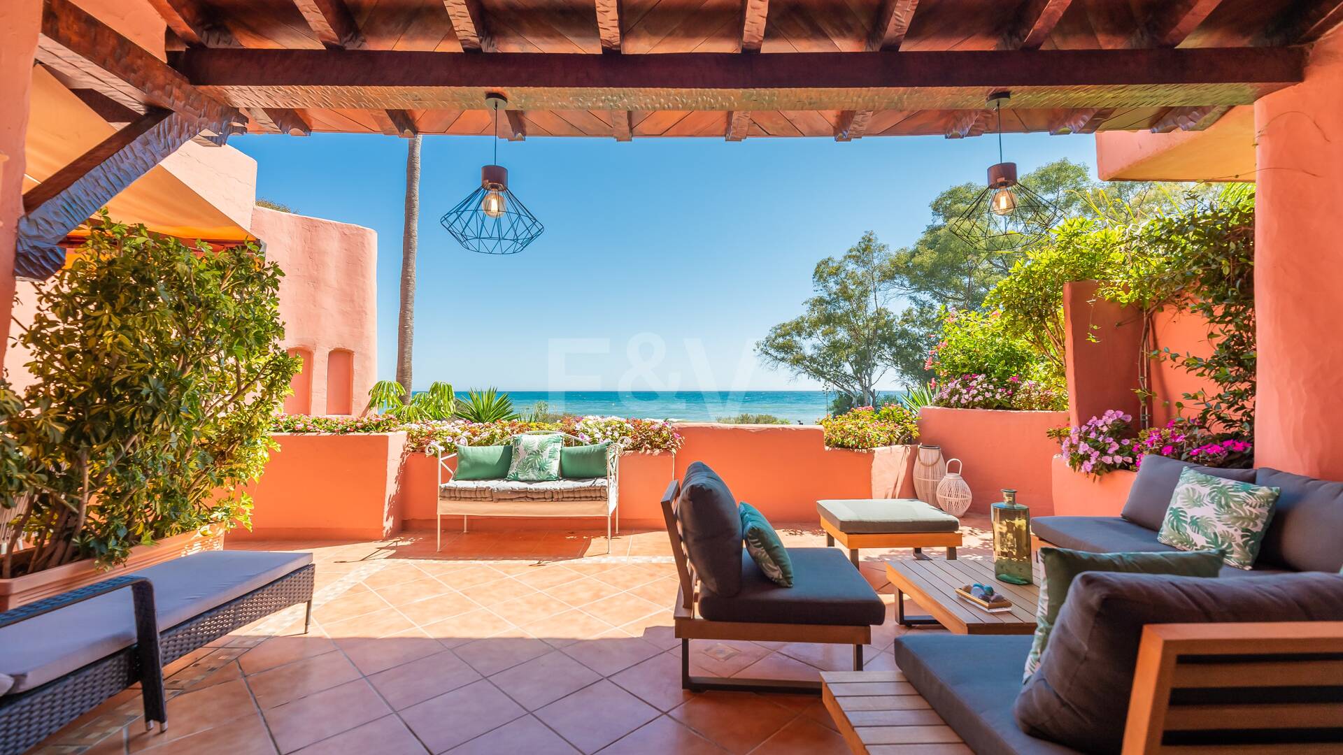 Splendid lägenhet på stranden med havsutsikt. Pris 4.000 € per vecka