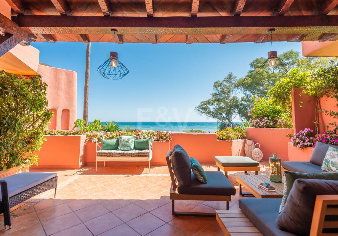 Prachtwohnung, Ost-Marbella, El Rosario, direkt am Strand mit Meerblick, verfügbar zur mittelfristigen Vermietung.