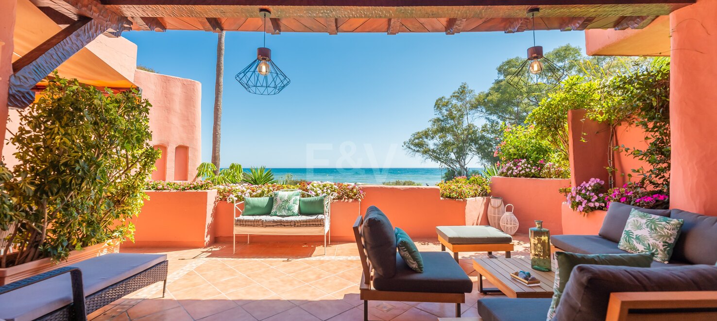 Splendid apartment on the beachfront with sea views . Price 4.000€ per week