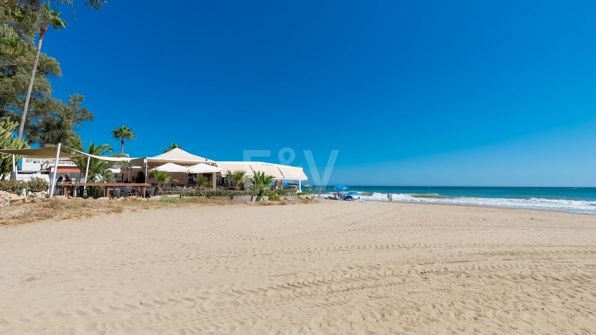 Splendid lägenhet på stranden med havsutsikt. Pris 4.000 € per vecka