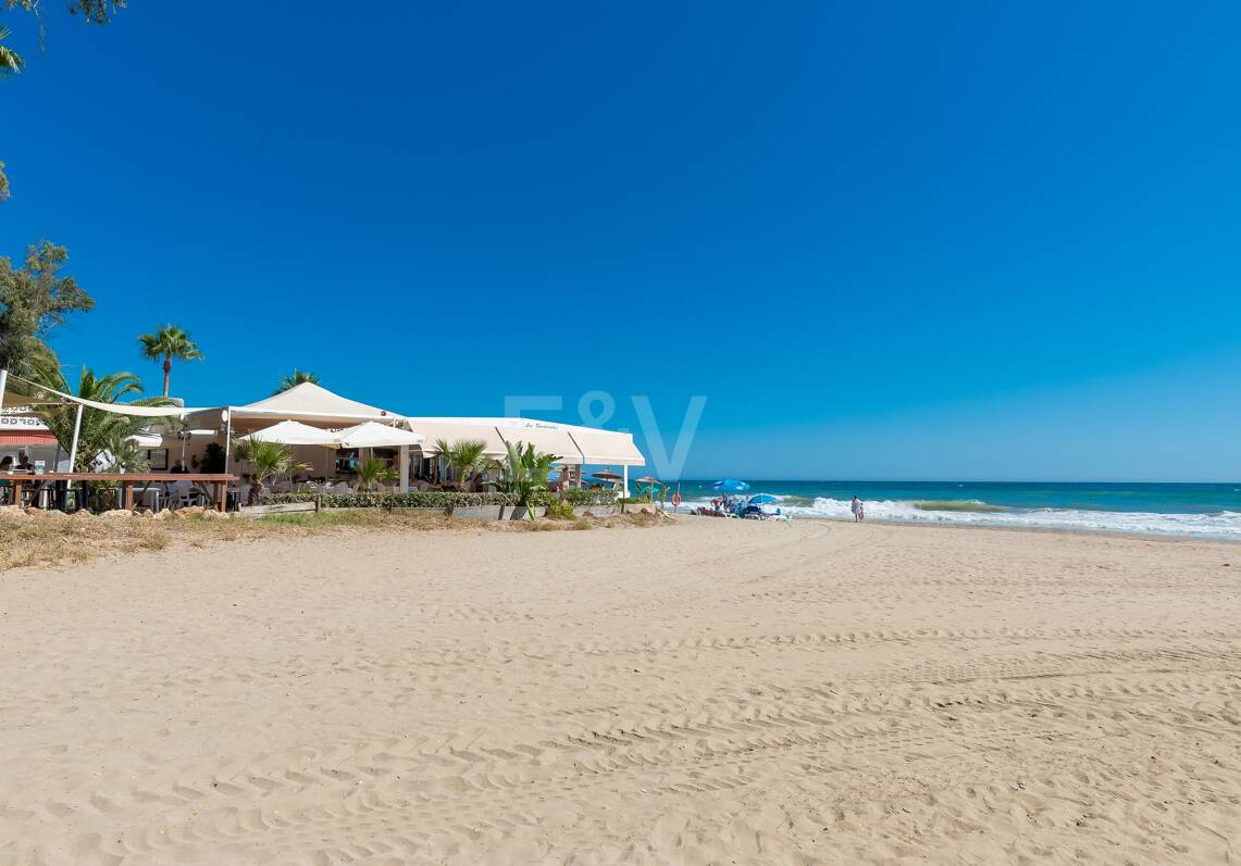 Prachtwohnung, Ost-Marbella, El Rosario, direkt am Strand mit Meerblick, verfügbar zur mittelfristigen Vermietung.