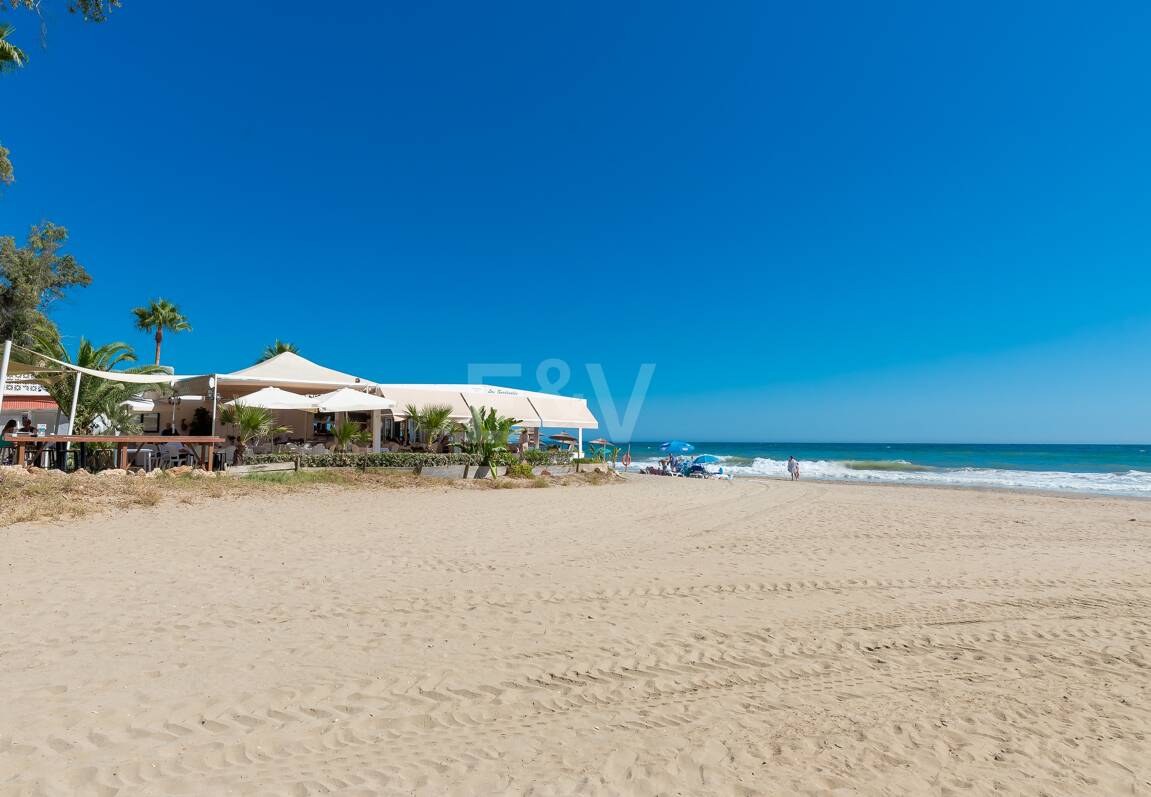 Splendid lägenhet på stranden med havsutsikt. Pris 4.000 € per vecka