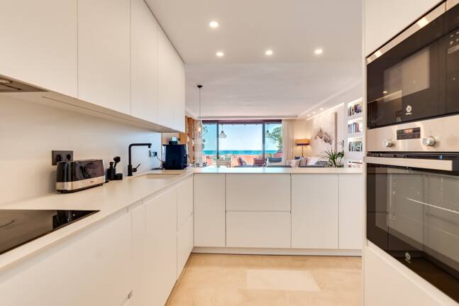 Splendid lägenhet på stranden med havsutsikt. Pris 4.000 € per vecka