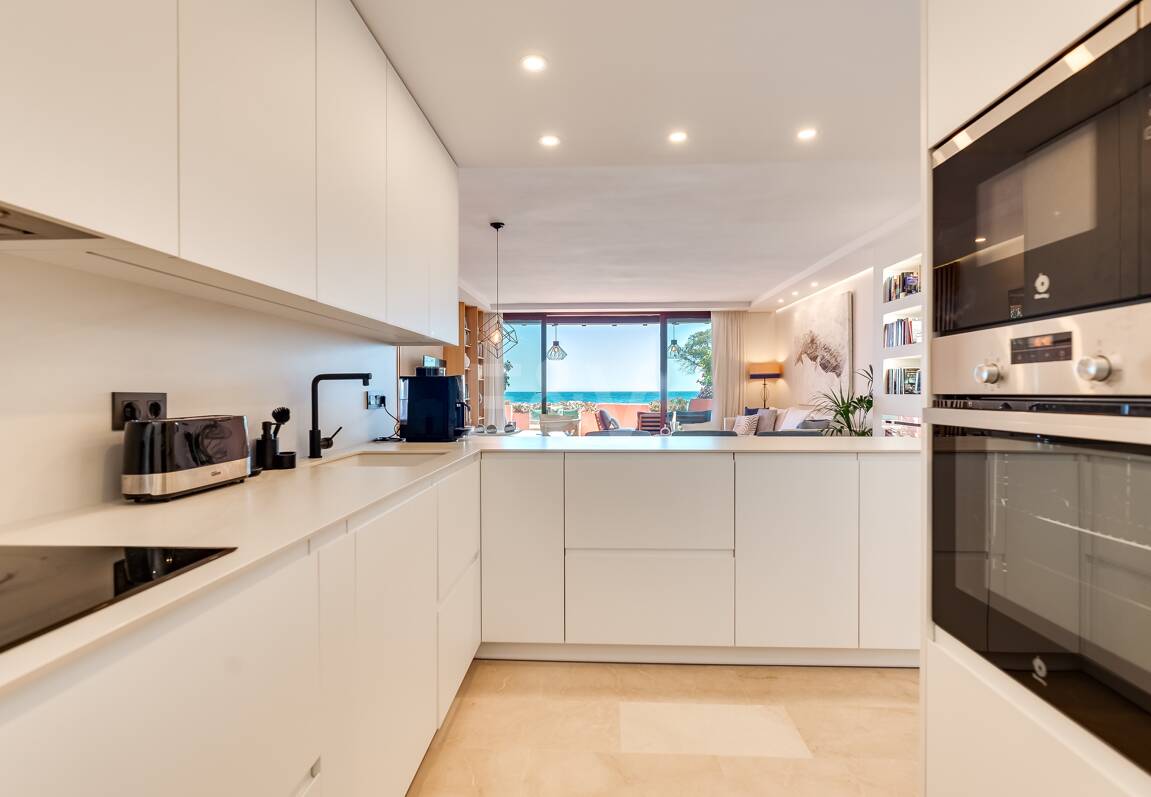 Splendid lägenhet på stranden med havsutsikt. Pris 4.000 € per vecka