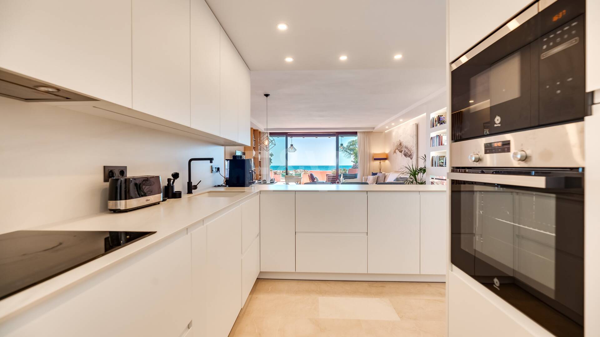 Magnifique appartement en bord de mer avec vue sur la mer. Prix 4.000€ par semaine