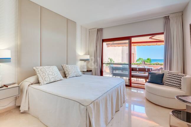 Splendid lägenhet på stranden med havsutsikt. Pris 4.000 € per vecka