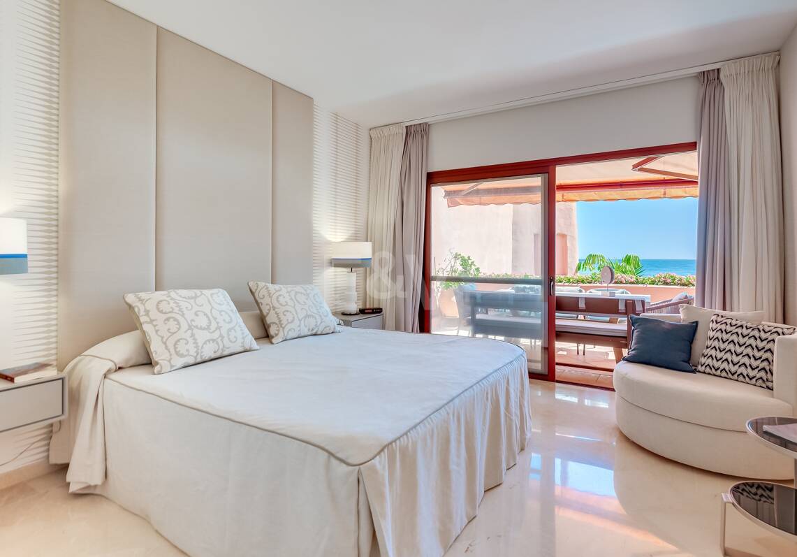 Prachtwohnung, Ost-Marbella, El Rosario, direkt am Strand mit Meerblick, verfügbar zur mittelfristigen Vermietung.