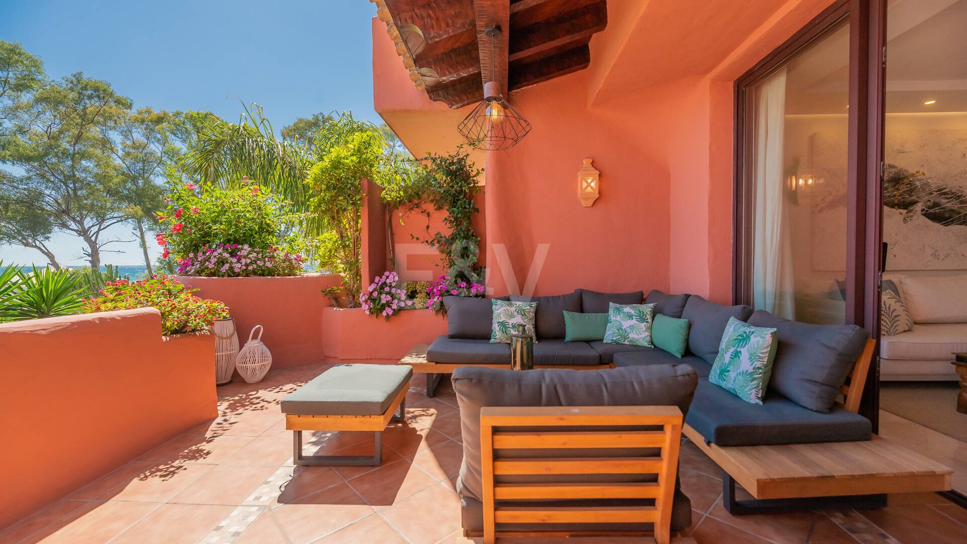 Magnifique appartement en bord de mer avec vue sur la mer. Prix 4.000€ par semaine