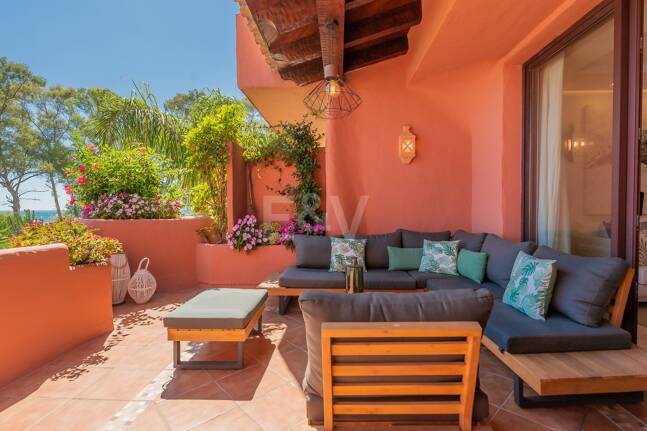 Splendid lägenhet på stranden med havsutsikt. Pris 4.000 € per vecka