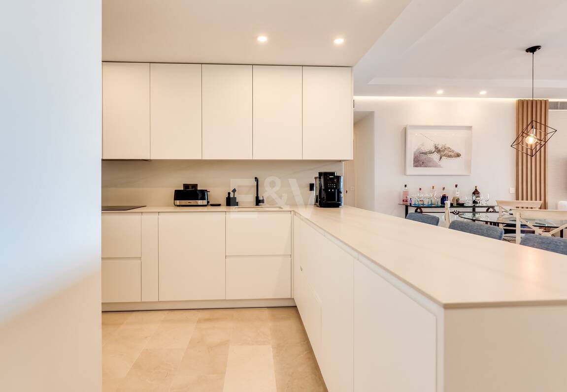 Splendid lägenhet på stranden med havsutsikt. Pris 4.000 € per vecka