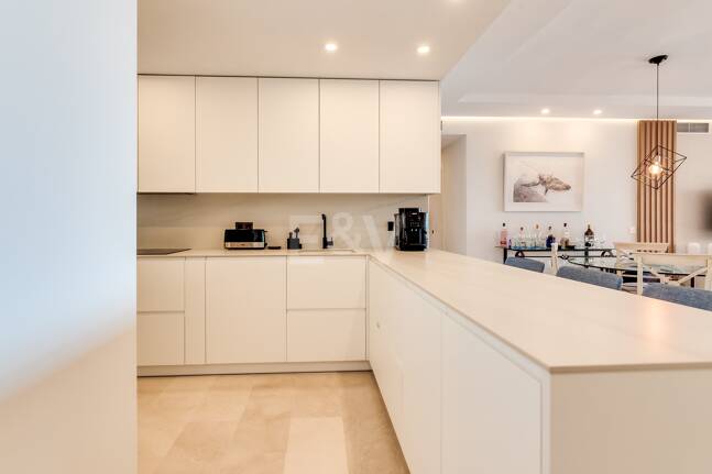 Splendid lägenhet på stranden med havsutsikt. Pris 4.000 € per vecka