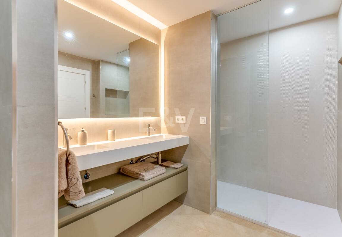 Splendid lägenhet på stranden med havsutsikt. Pris 4.000 € per vecka