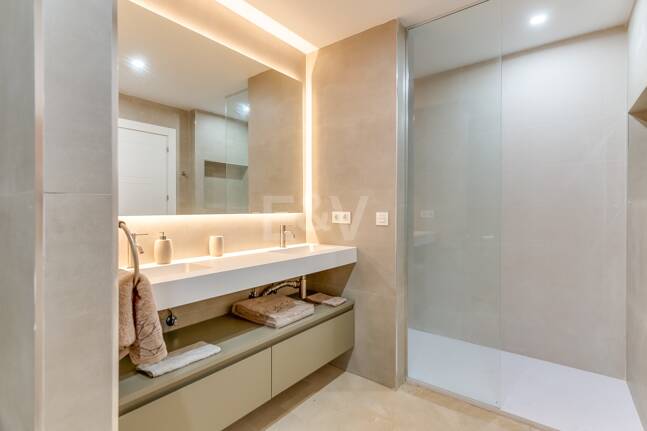 Splendid lägenhet på stranden med havsutsikt. Pris 4.000 € per vecka