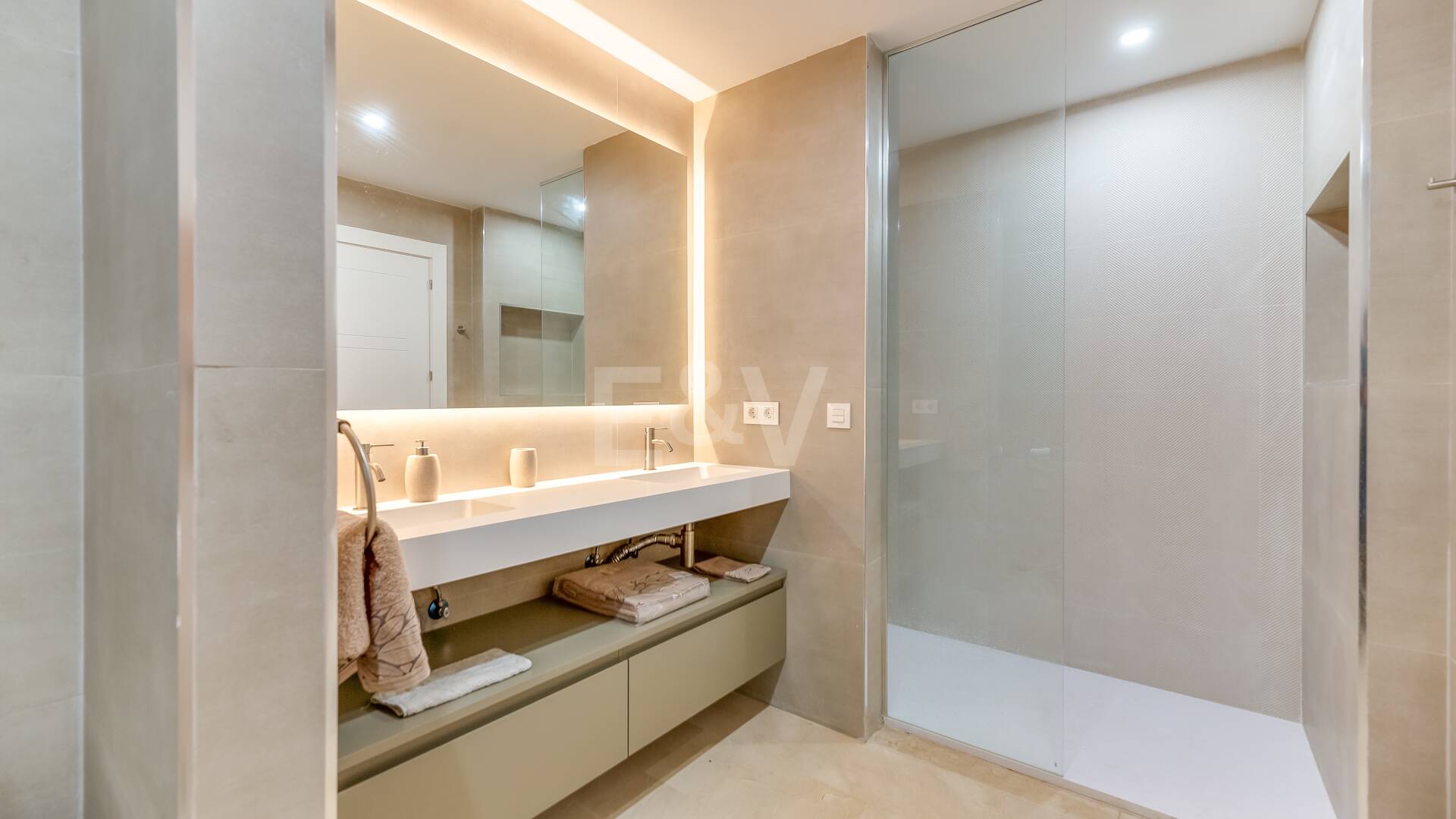 Magnifique appartement en bord de mer avec vue sur la mer. Prix 4.000€ par semaine