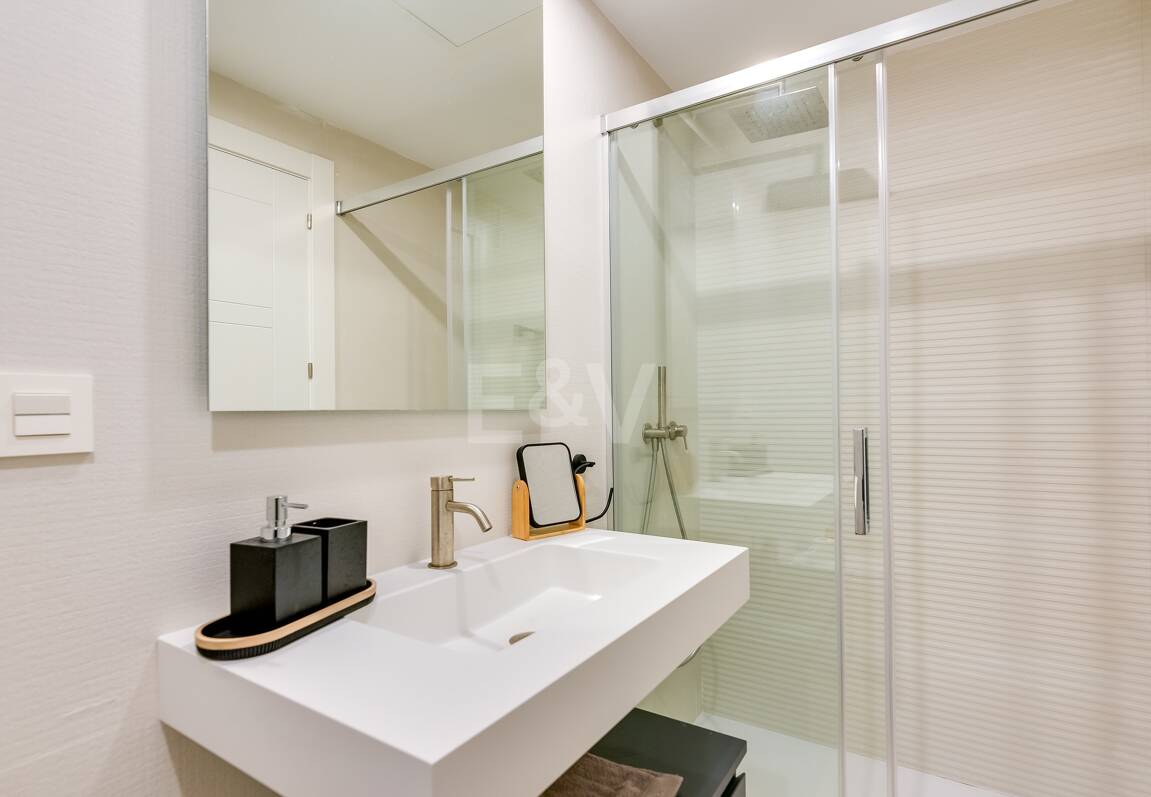 Splendid lägenhet på stranden med havsutsikt. Pris 4.000 € per vecka