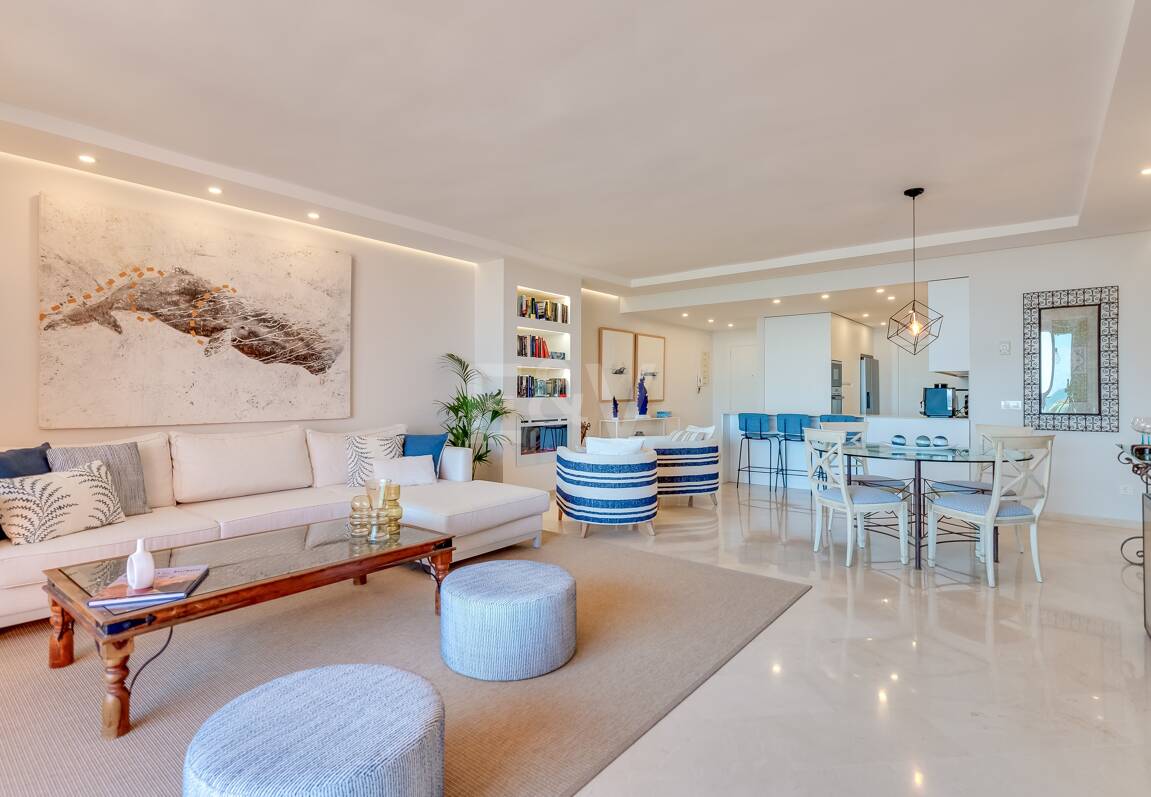 Splendid lägenhet på stranden med havsutsikt. Pris 4.000 € per vecka