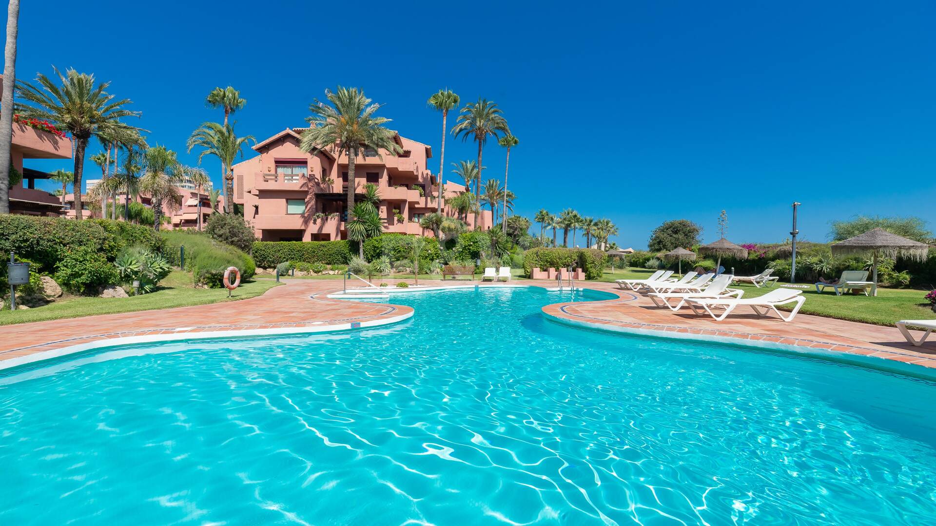 Magnifique appartement en bord de mer avec vue sur la mer. Prix 4.000€ par semaine