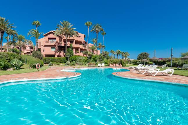 Splendid lägenhet på stranden med havsutsikt. Pris 4.000 € per vecka