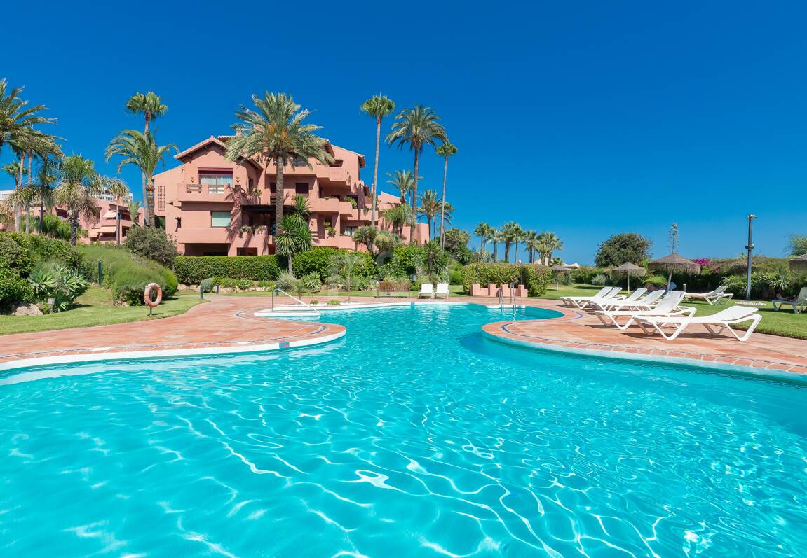 Splendid lägenhet på stranden med havsutsikt. Pris 4.000 € per vecka