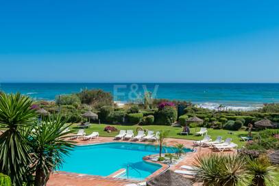 Espléndido apartamento en Marbella Este, El Rosario, en primera línea de playa con vistas al mar, disponible para alquileres de media estancia.