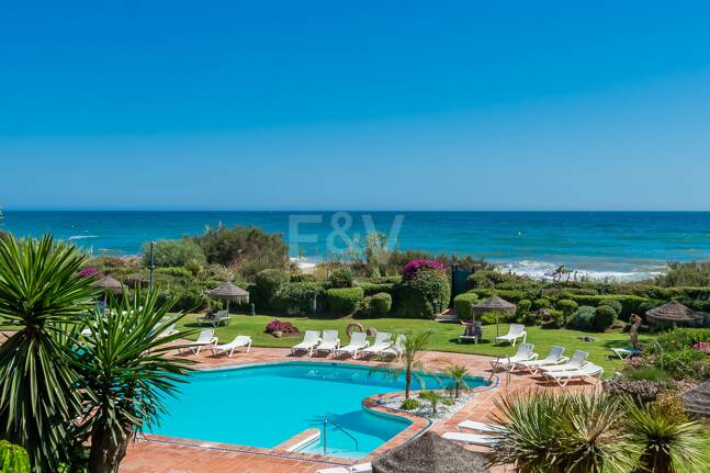 Splendid lägenhet på stranden med havsutsikt. Pris 4.000 € per vecka