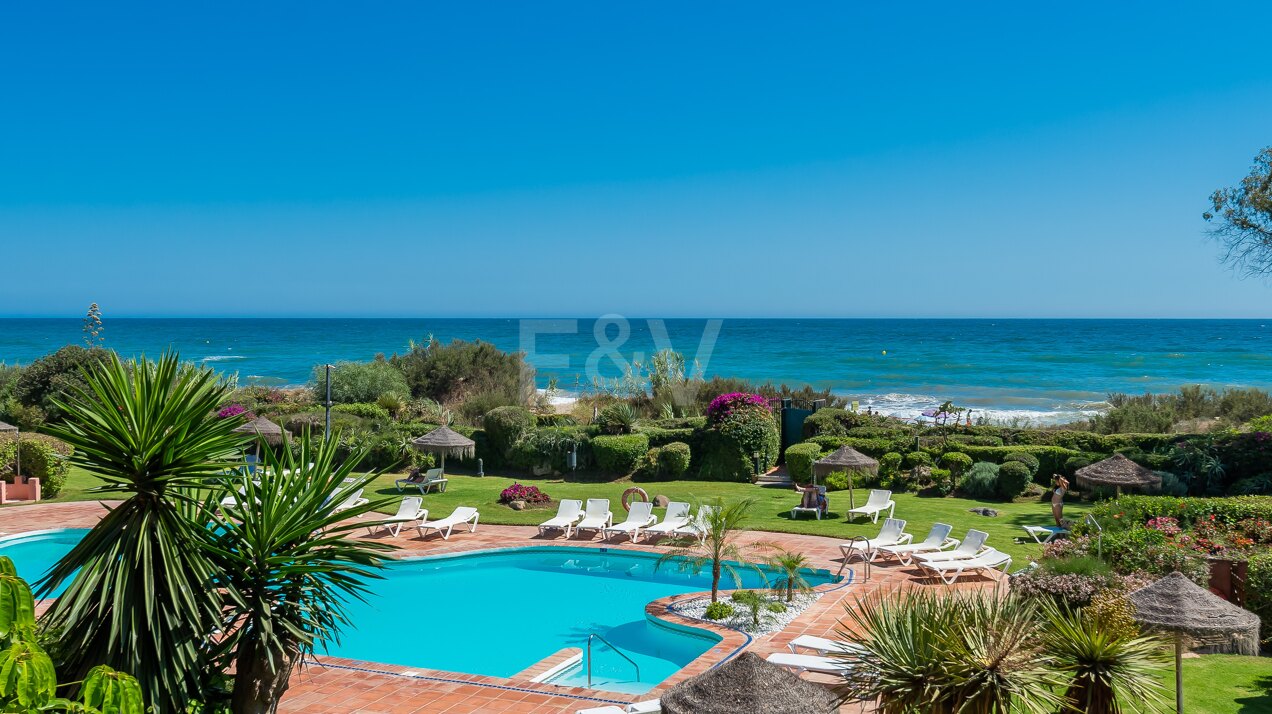 Splendid apartment on the beachfront with sea views . Price 4.000€ per week