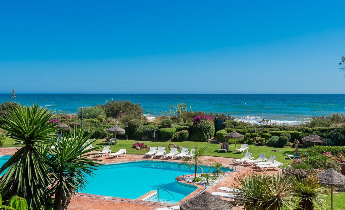 Splendid apartment on the beachfront with sea views . Price 4.000€ per week