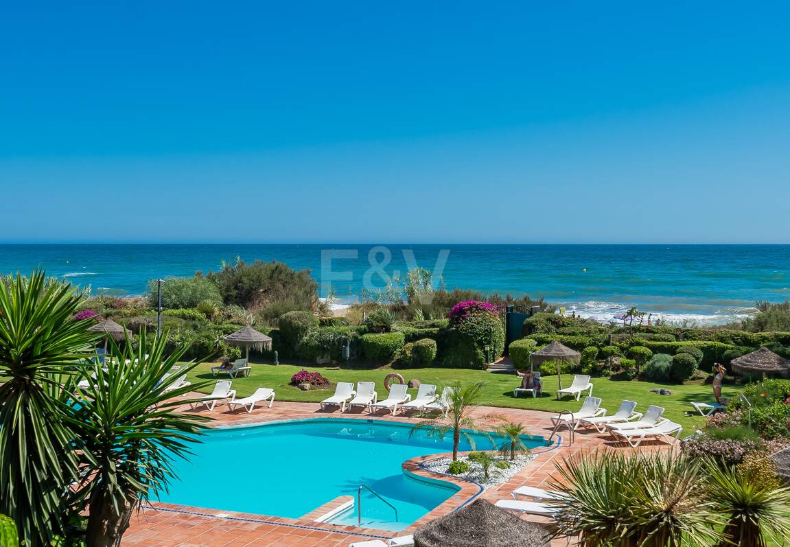 Splendid lägenhet på stranden med havsutsikt. Pris 4.000 € per vecka