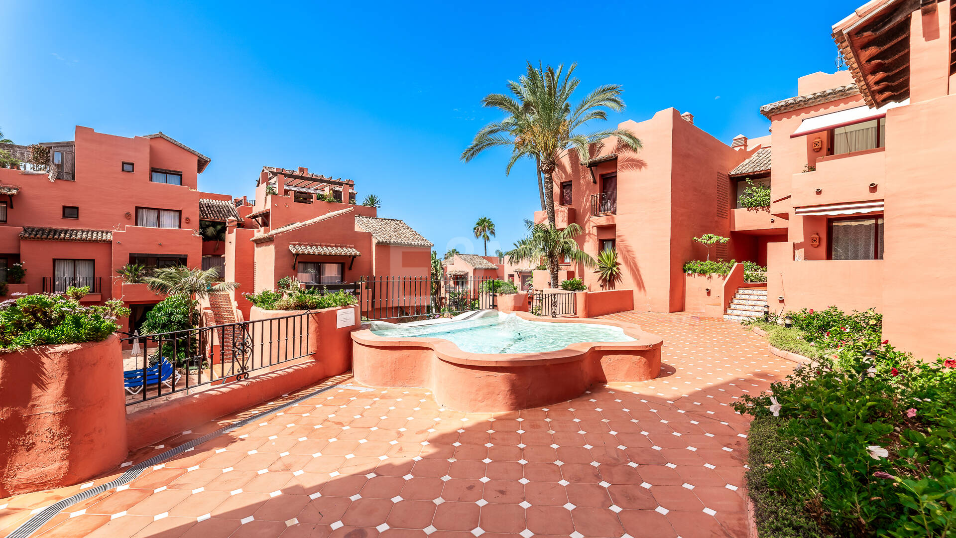 Fullt moderniserad Beachside Penthouse i Elviria