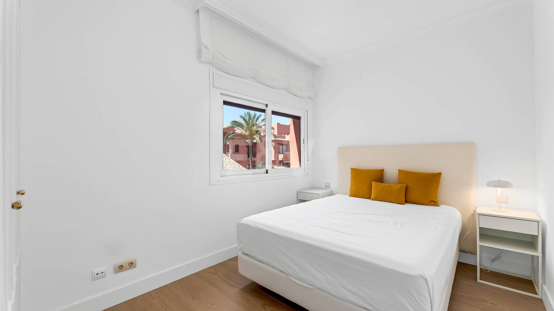 Fullt moderniserad Beachside Penthouse i Elviria