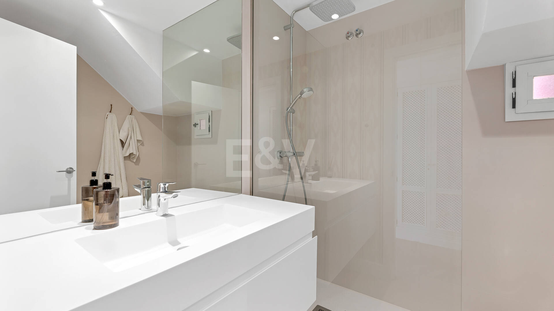 Fullt moderniserad Beachside Penthouse i Elviria