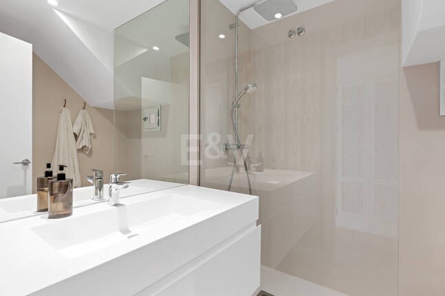 Fullt moderniserad Beachside Penthouse i Elviria