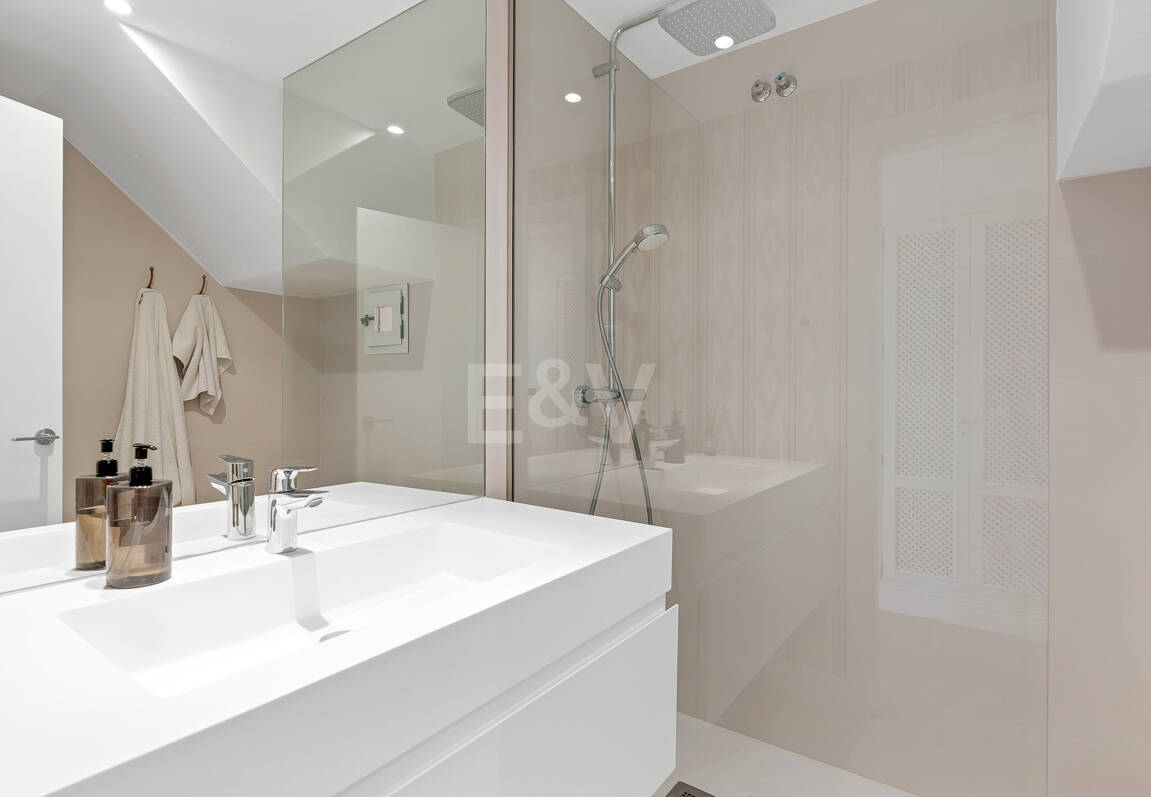 Fullt moderniserad Beachside Penthouse i Elviria