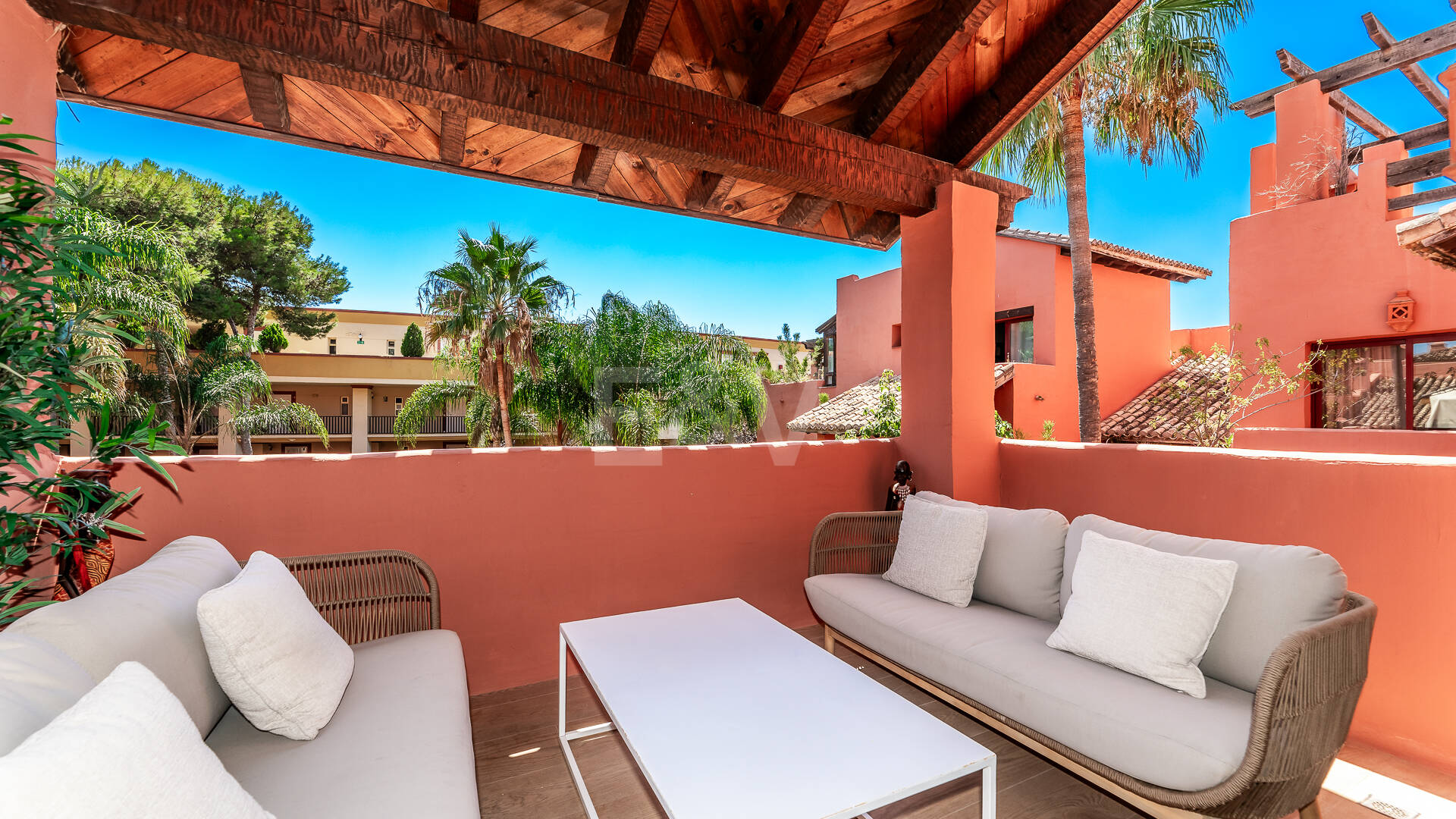 Fullt moderniserad Beachside Penthouse i Elviria