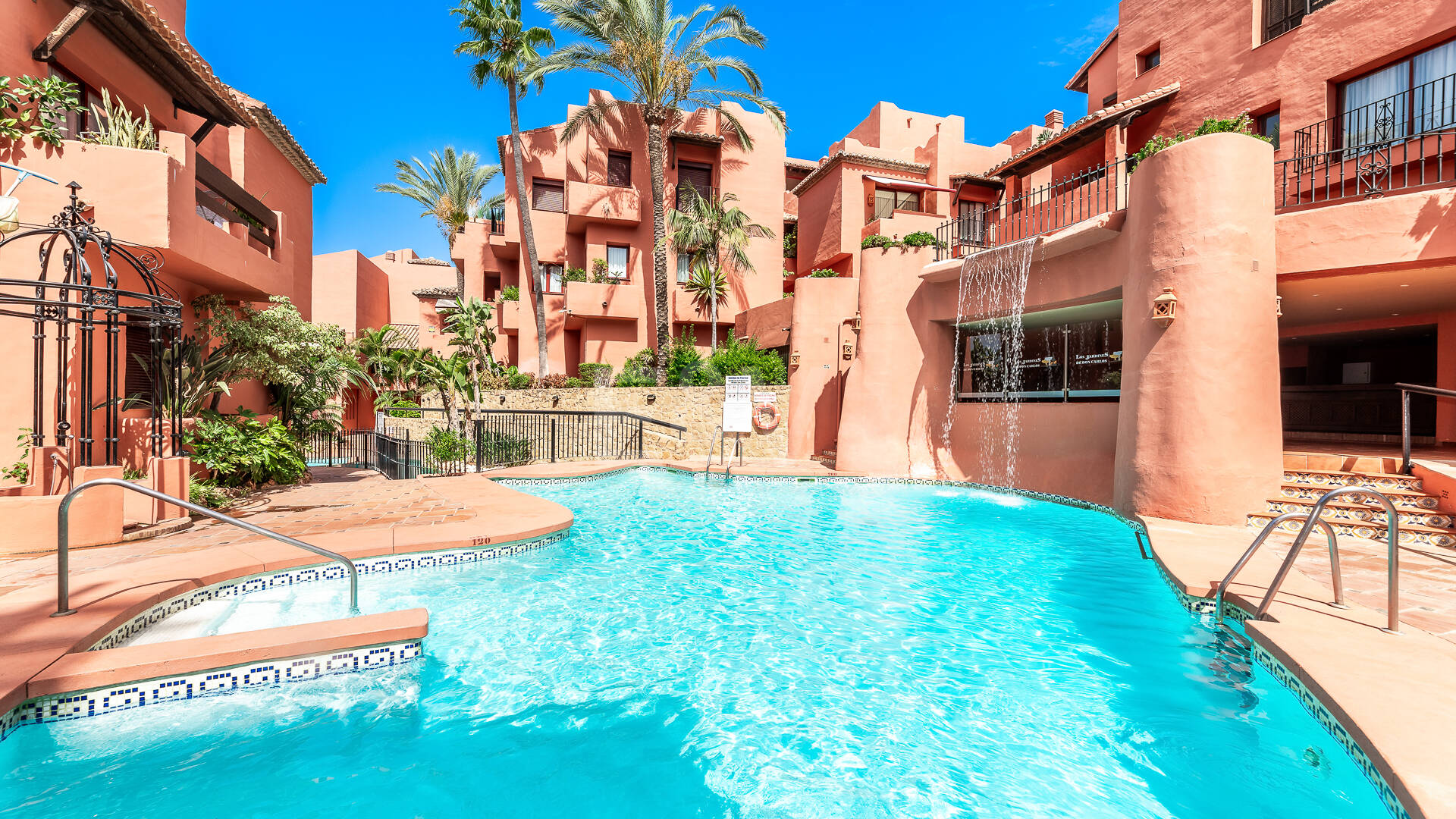 Fullt moderniserad Beachside Penthouse i Elviria