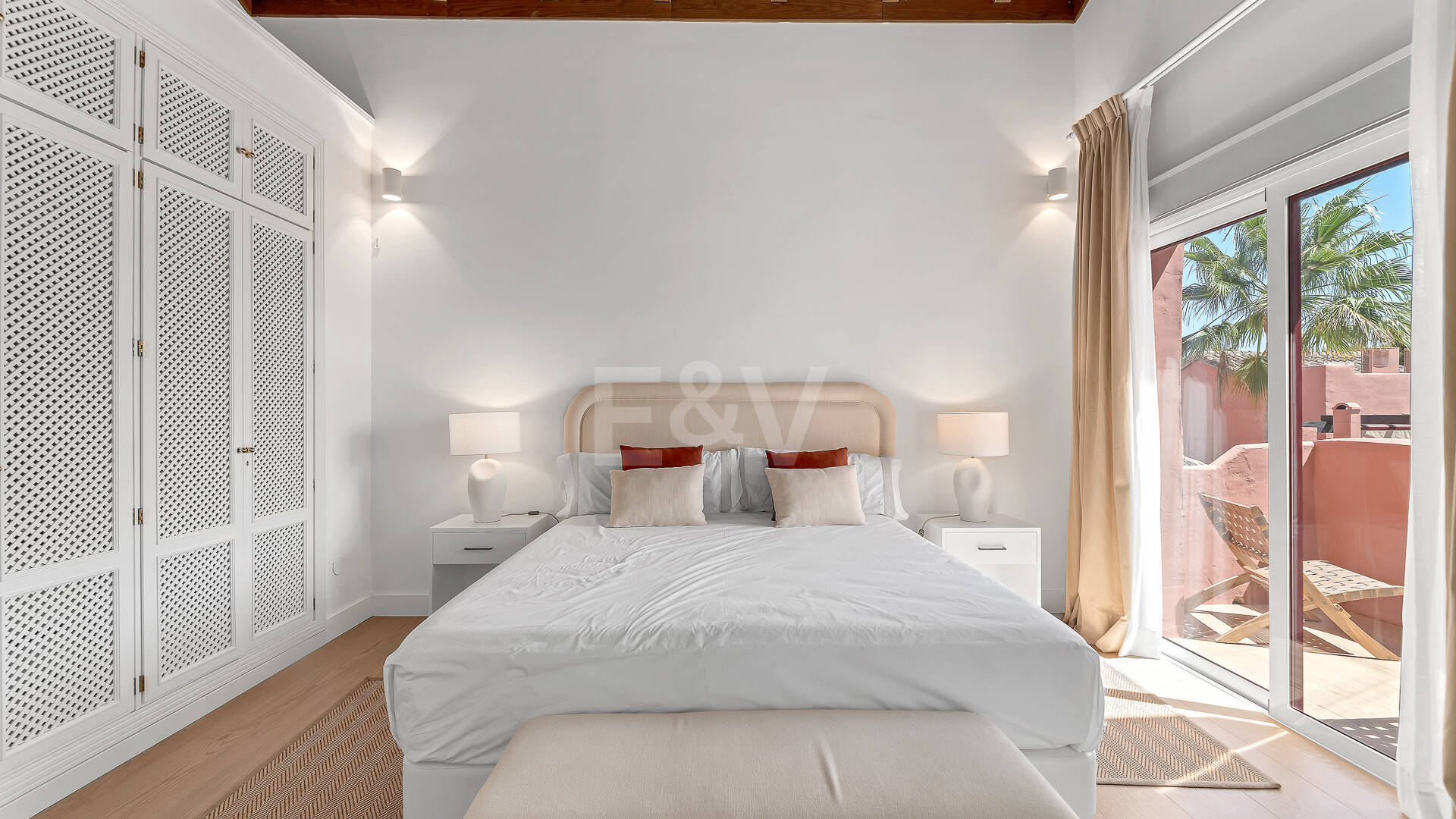 Ático junto a la playa en Elviria totalmente modernizado