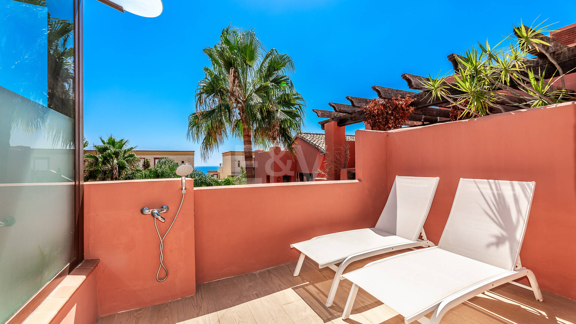 Fullt moderniserad Beachside Penthouse i Elviria