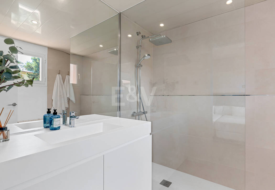 Fullt moderniserad Beachside Penthouse i Elviria