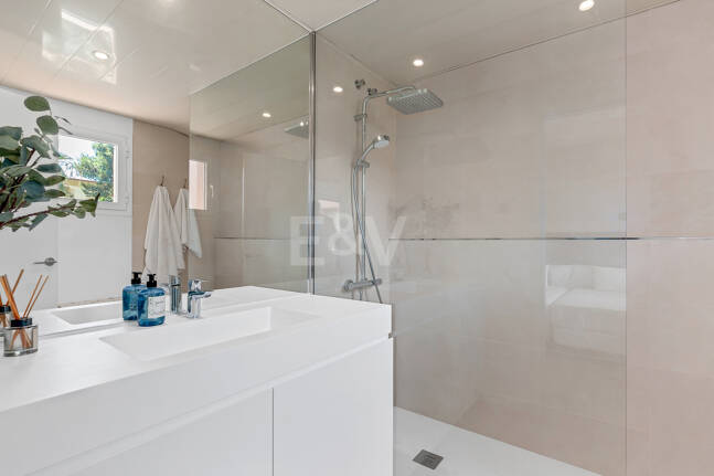 Fullt moderniserad Beachside Penthouse i Elviria