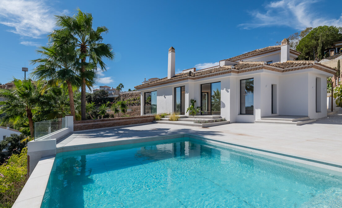 Luxuriöse renovierte Villa in Elviria mit spektakulärem Meerblick u. Golfblick