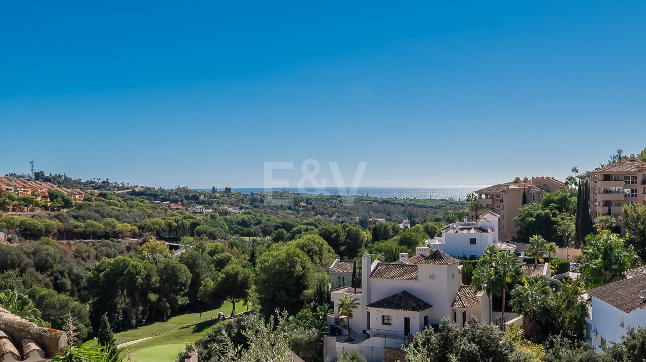 Luxuriöse renovierte Villa in Elviria mit spektakulärem Meerblick u. Golfblick