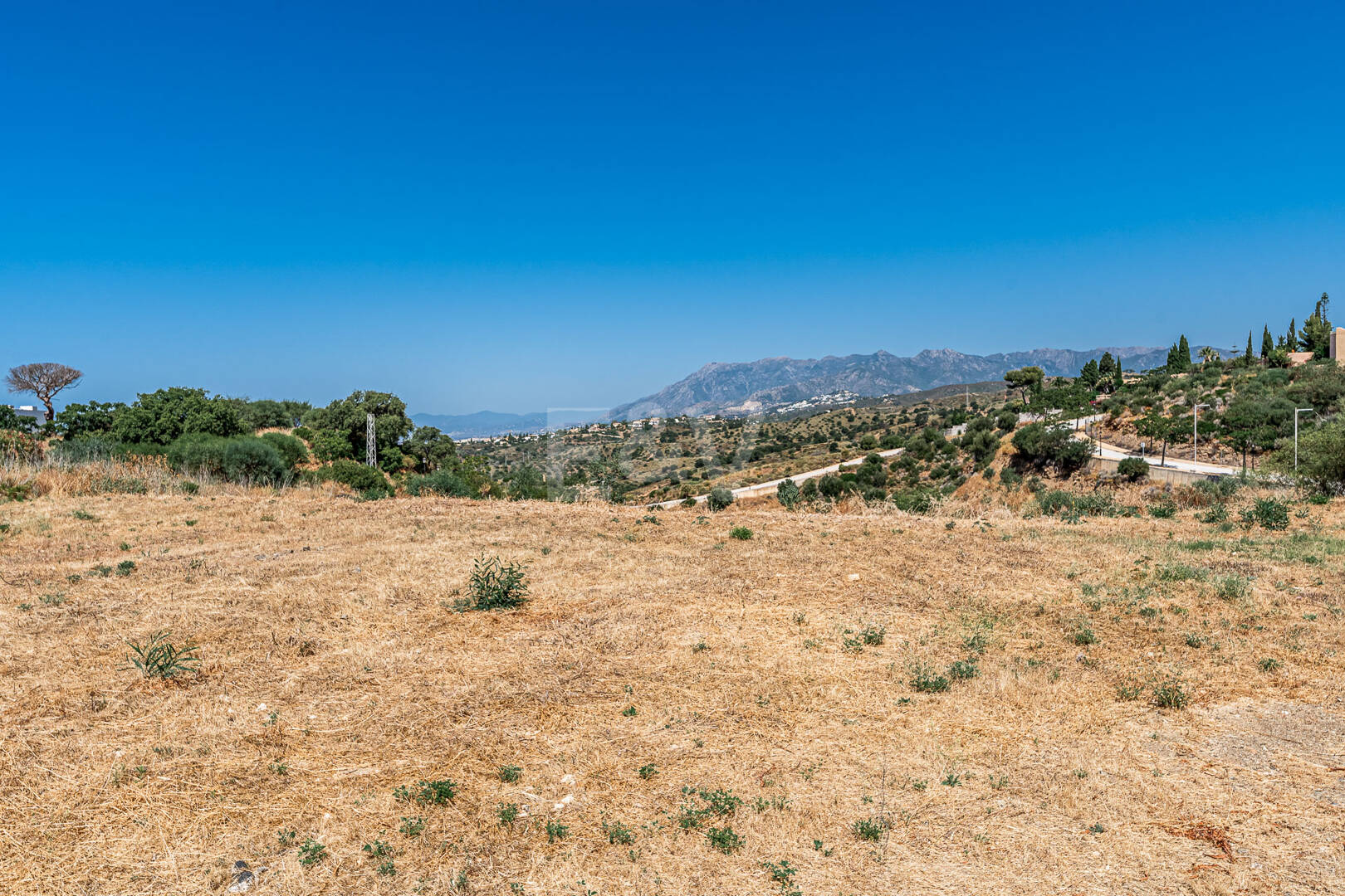 Grundstück in bester Lage mit Projekt für eine moderne Villa mit Meerblick