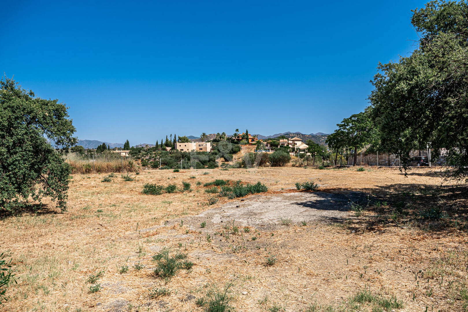 Grundstück in bester Lage mit Projekt für eine moderne Villa mit Meerblick