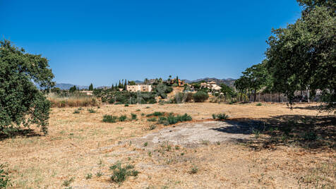 Grundstück in bester Lage mit Meerblick in Elviria