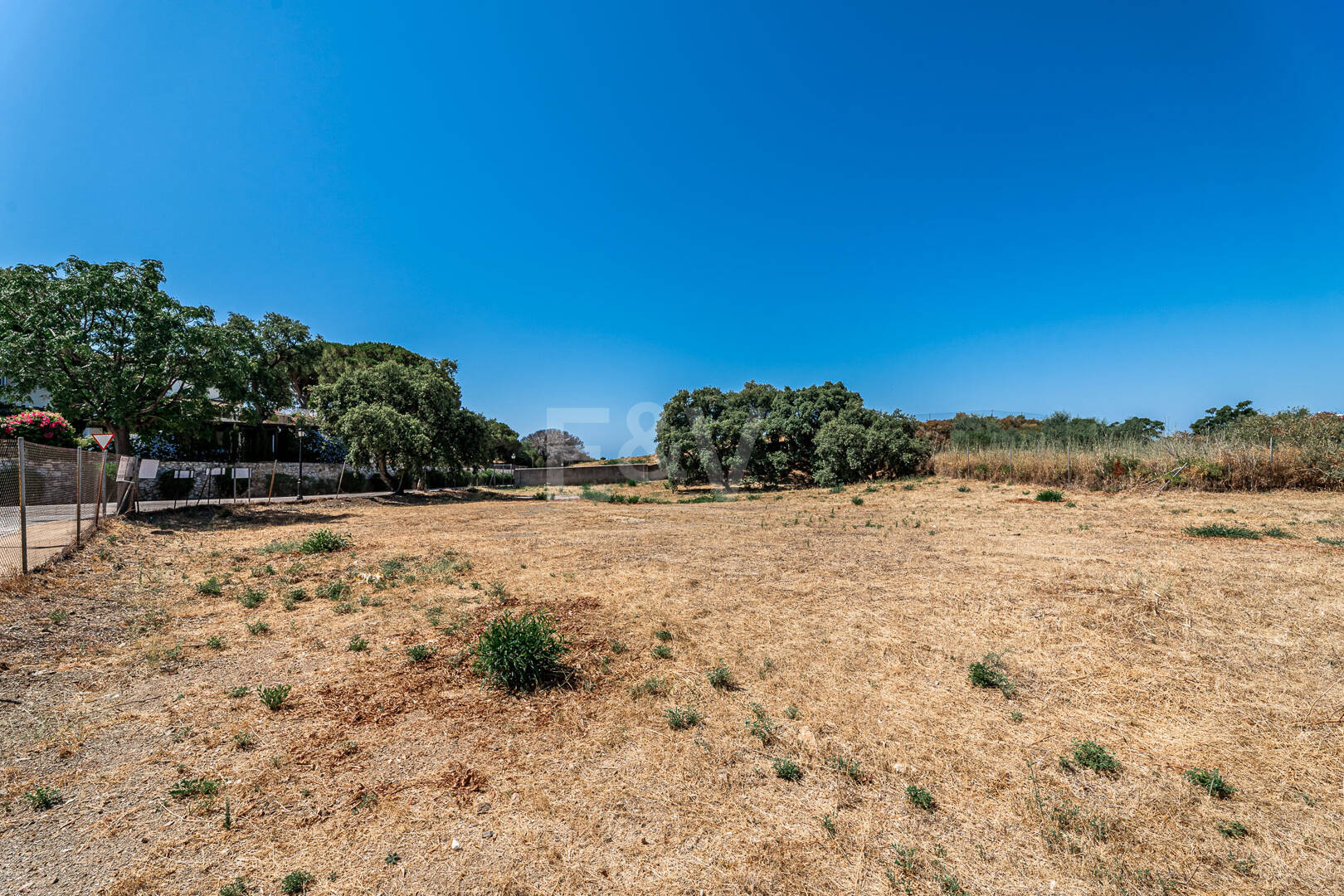 Grundstück in bester Lage mit Projekt für eine moderne Villa mit Meerblick