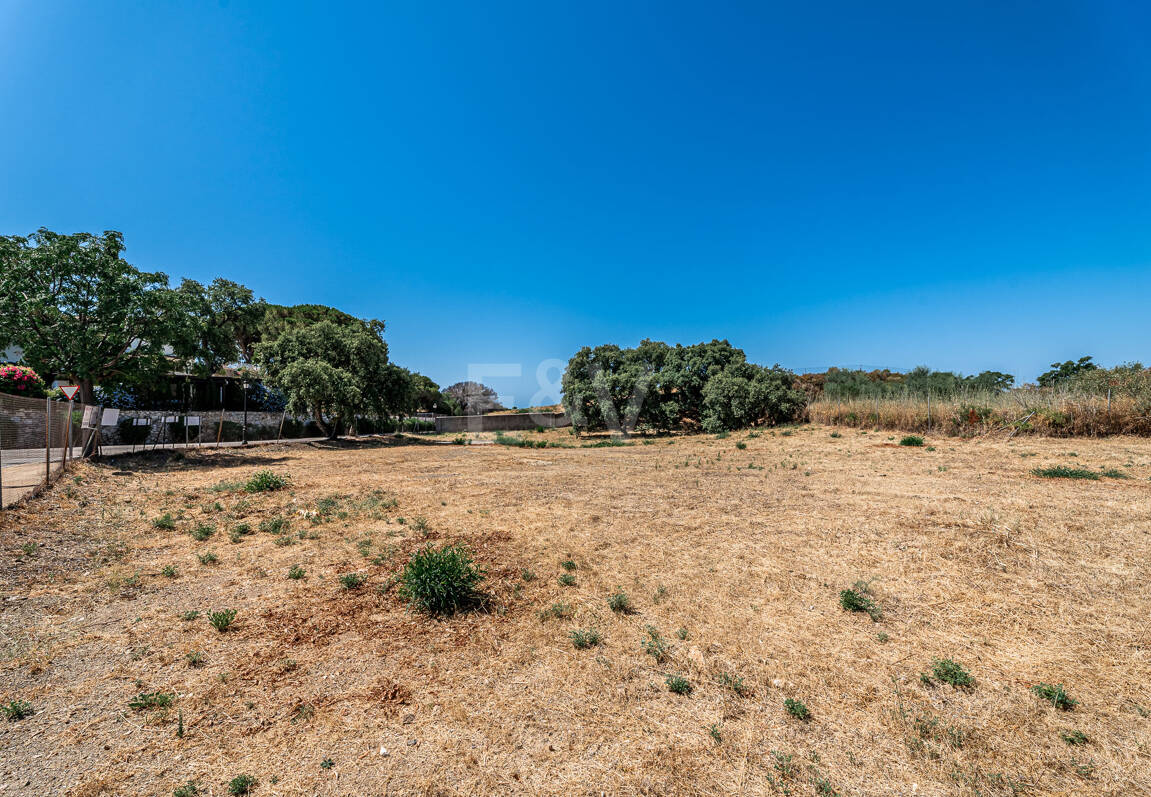 Grundstück in bester Lage mit Projekt für eine moderne Villa mit Meerblick