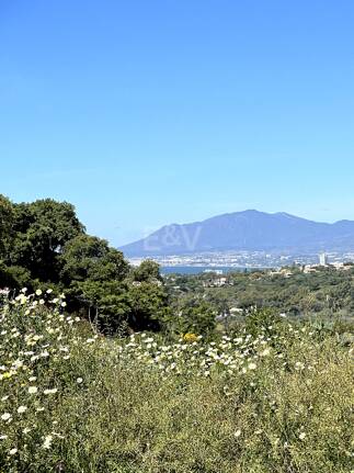 Grundstück in bester Lage mit Projekt für eine moderne Villa mit Meerblick