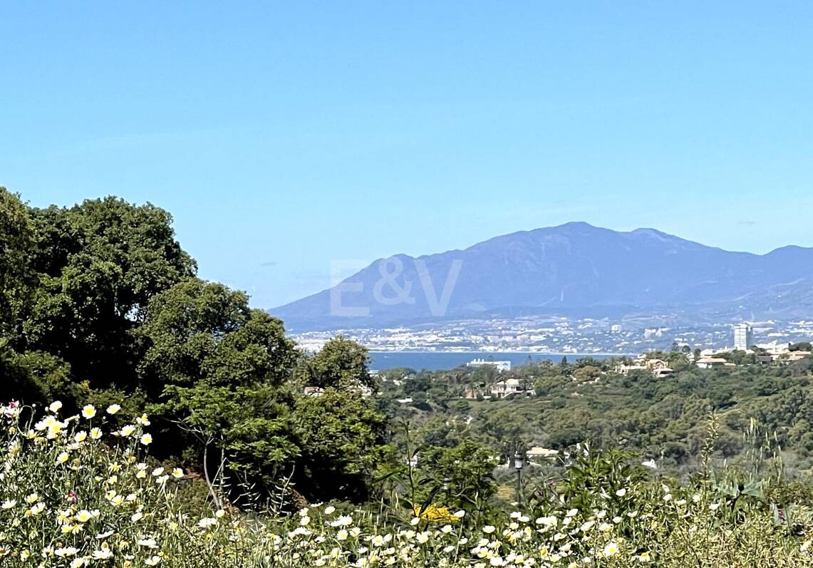 Emplacement privilégié avec projet de villa moderne avec vue sur la mer