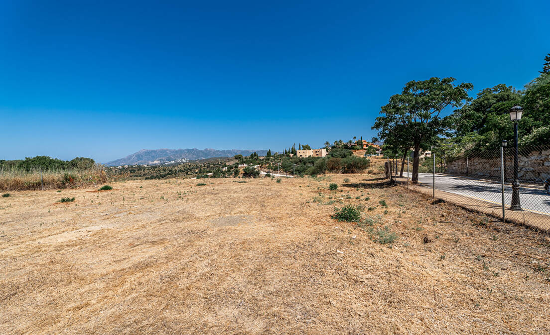 Grundstück in bester Lage mit Meerblick in Elviria